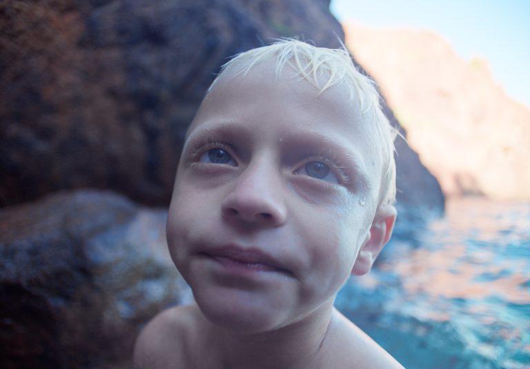 « Les roches rouges » de Bruno Dumont : à hauteur d’enfant, un film qui voit grand