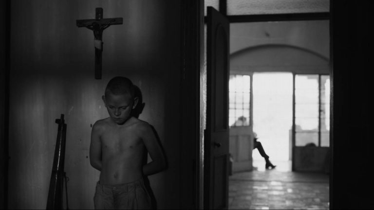 [ÉTRANGE FESTIVAL 2026] « Hen » de Nico Scheepers, bizarrerie contemplative en noir et blanc quelque part entre Haneke et Eggers